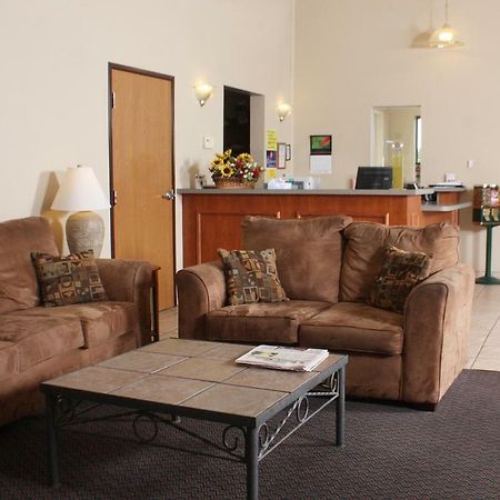 Centerstone Inn & Suites Carlyle 外观 照片