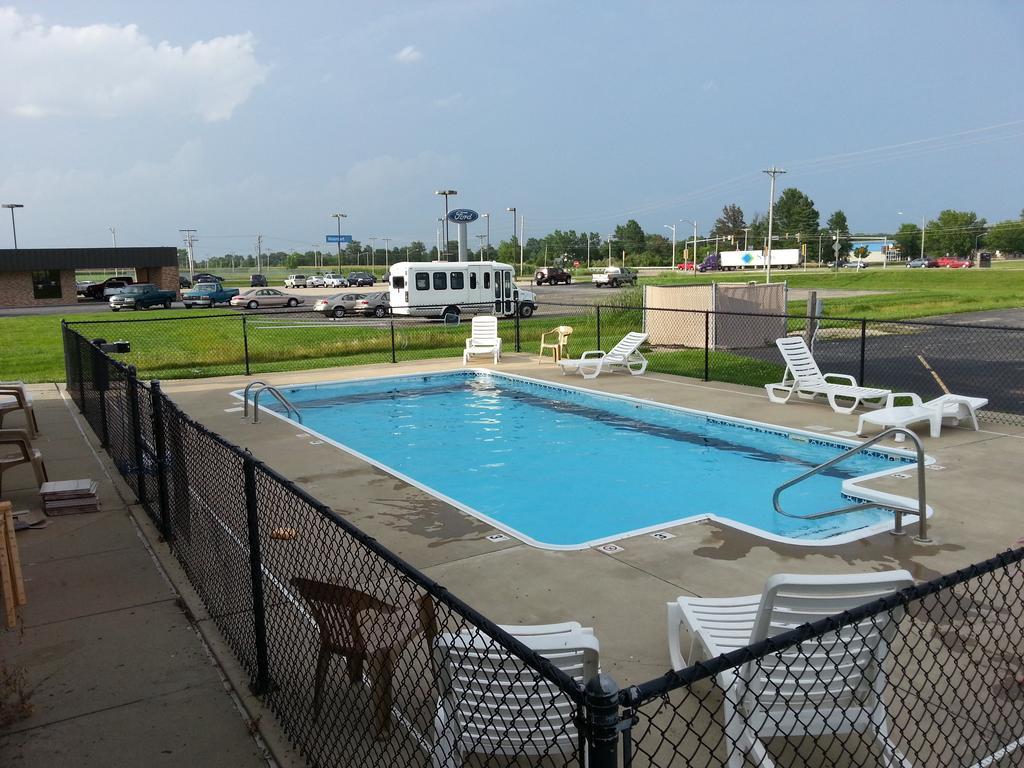 Centerstone Inn & Suites Carlyle 外观 照片