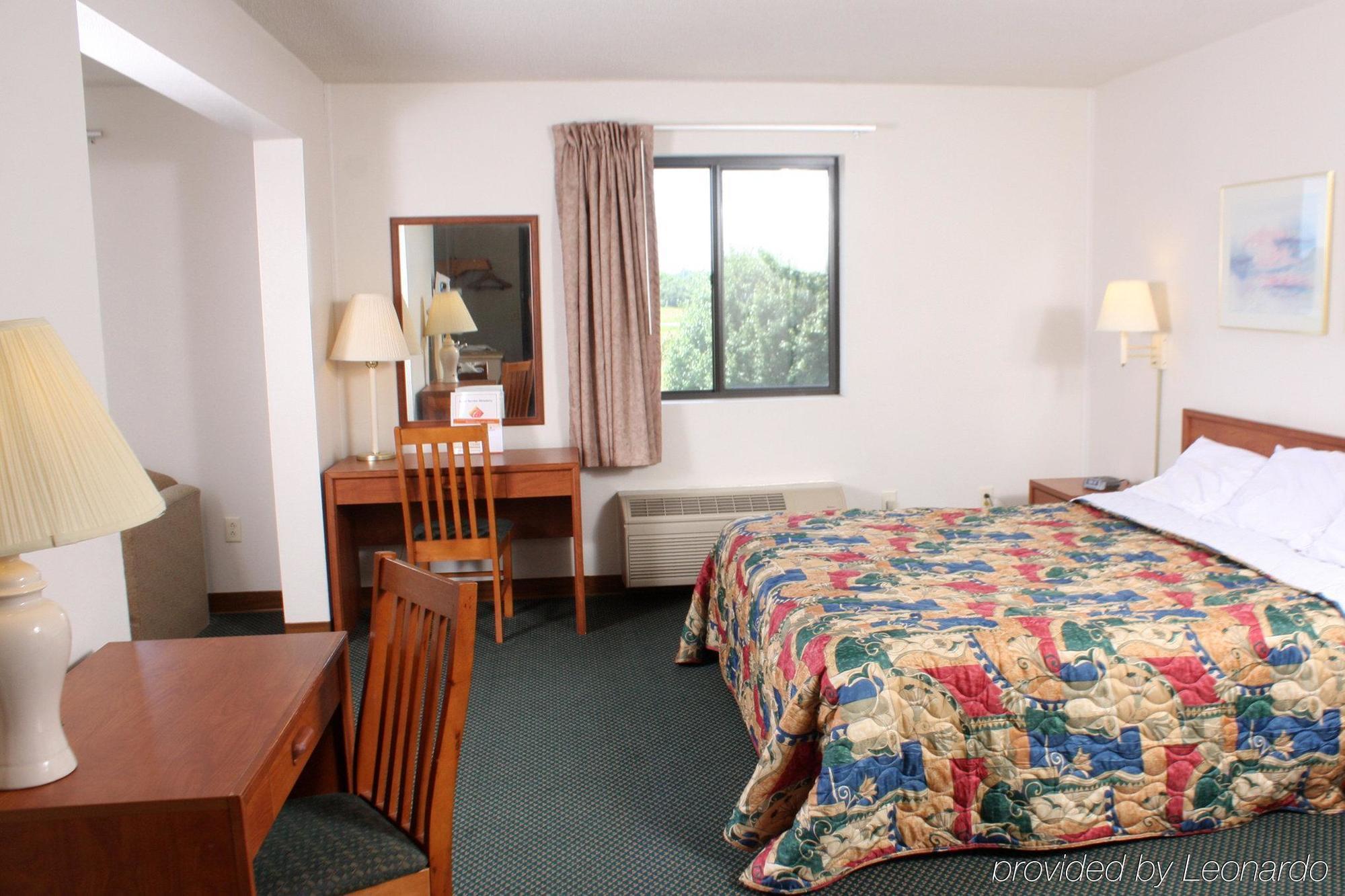 Centerstone Inn & Suites Carlyle 外观 照片